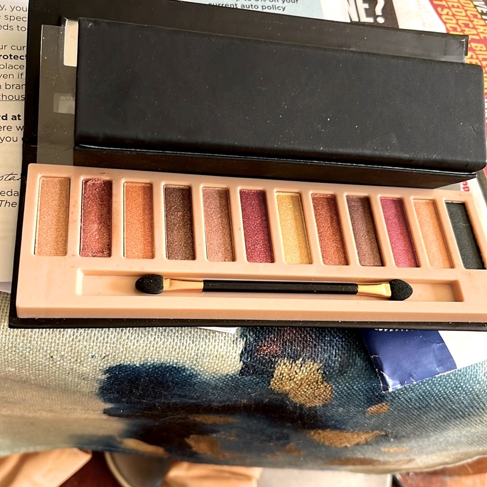 NWOT~”NAKEDS”-12 Rich Color Eyeshadows with Applicator, and Mirror